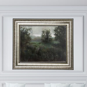 Puede incluir: Una pintura enmarcada de un paisaje con &aacute;rboles y un campo en el fondo. La pintura est&aacute; realizada en una paleta de colores verde y marr&oacute;n apagados.