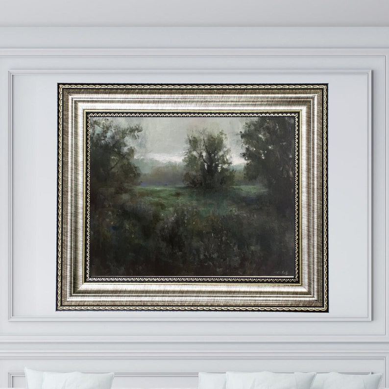Puede incluir: Una pintura enmarcada de un paisaje con &aacute;rboles y un campo en el fondo. La pintura est&aacute; realizada en una paleta de colores verde y marr&oacute;n apagados.