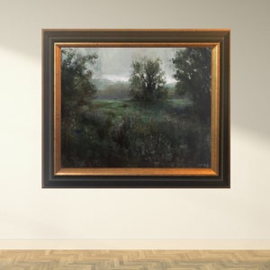 Puede incluir: Una pintura al &oacute;leo enmarcada que representa una escena de paisaje con un fondo brumoso y un grupo de &aacute;rboles en primer plano. La pintura est&aacute; realizada en tonos de verde, marr&oacute;n y gris.