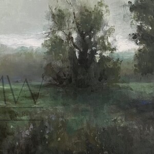 Puede incluir: Una pintura de un paisaje verde oscuro con un gran &aacute;rbol en el centro. El cielo es de un gris claro con algunas nubes. La pintura tiene una paleta de colores apagados y una sensaci&oacute;n suave y atmosf&eacute;rica.