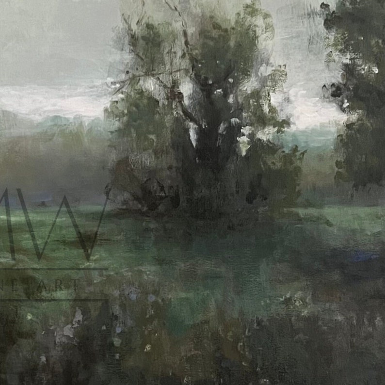 Puede incluir: Una pintura de un paisaje verde oscuro con un gran &aacute;rbol en el centro. El cielo es de un gris claro con algunas nubes. La pintura tiene una paleta de colores apagados y una sensaci&oacute;n suave y atmosf&eacute;rica.