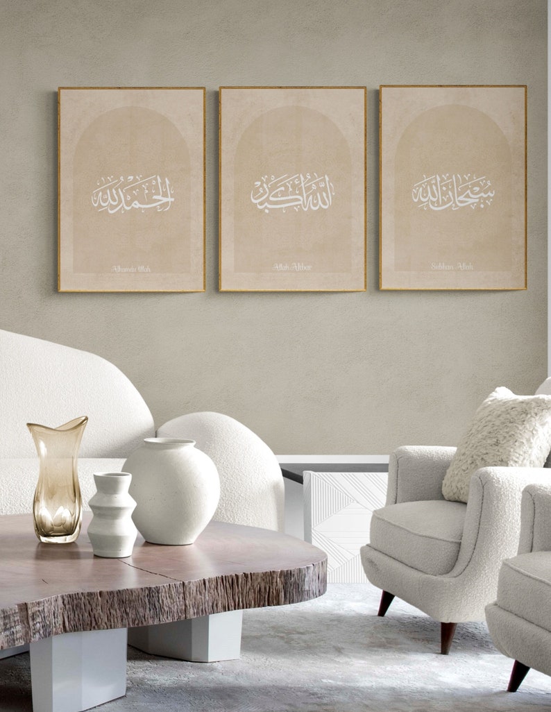 Puede incluir: Tres impresiones enmarcadas con caligraf&iacute;a &aacute;rabe en blanco sobre un fondo beige. El texto de cada impresi&oacute;n est&aacute; enmarcado por un arco semicircular. Las impresiones est&aacute;n colgadas en una pared beige claro.