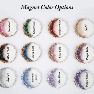 Op de afbeelding: Een selectie van 12 ronde magneten met verschillende kleuren en glitteraccenten. De magneten zijn gelabeld met de kleur en het type glitter, zoals "Pink Gold", "Black Gold", "Green Gold", "Navy Gold", "Lilac Gold", "Purple Gold", "Silver", "Baby Blue Silver", "Lilac Silver", "Purple Silver", "Burgundy Gold" en "Gold".