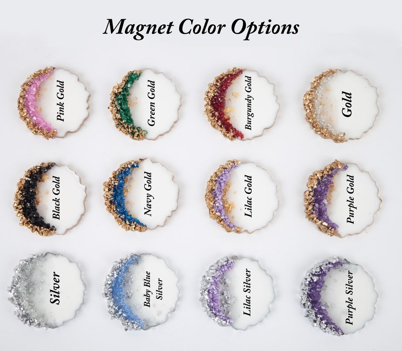 Op de afbeelding: Een selectie van 12 ronde magneten met verschillende kleuren en glitteraccenten. De magneten zijn gelabeld met de kleur en het type glitter, zoals "Pink Gold", "Black Gold", "Green Gold", "Navy Gold", "Lilac Gold", "Purple Gold", "Silver", "Baby Blue Silver", "Lilac Silver", "Purple Silver", "Burgundy Gold" en "Gold".