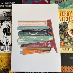 Könnte beinhalten: Ein Kunstdruck mit einem Stapel Bücher in verschiedenen Titeln und Farben. Die Bücher tragen Titel wie "Favourite Book" und "A Challenging Emotional Rollercoaster". Das Kunstwerk ist vor dem Hintergrund anderer Buchcover platziert.