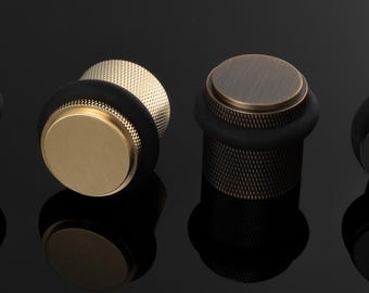 Massief messing deurstopper met ribbels, lijnen of gladde afwerking, met rubberen ring ter bescherming van uw muren en deur, vloerstaande deurstopper.