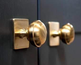 Pomello per mobile in ottone massiccio su piastra posteriore quadrata, perfetto per qualsiasi interno, cucina, camera da letto, cassetti, armadi, bagno, riciclo creativo