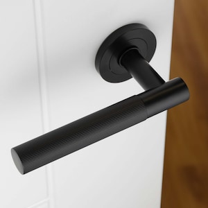 Der Arrowen Reeded / ausgekleidete Edelstahl-Türgriff, ein atemberaubender strukturierter Hebeldurchgangsgriff, kann als Dummy oder Sichtschutz oder Übergang verwendet werden