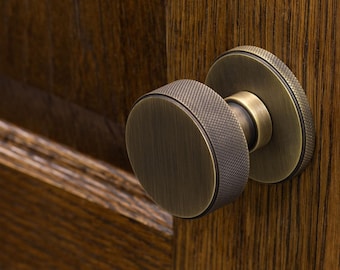 Par de pomos de puerta de embutir moleteados de lujo, fabricados en latón macizo. Producto pesado inspirado en lugares de alta gama de Londres.