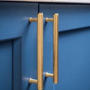 Gerändelter Schrankgriff aus massivem Messing, ideal für Küchenschränke, Schubladen oder Schränke. moderner industriegriff.