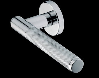 Peut inclure: Une poignée de porte chromée avec un motif texturé en forme de diamant sur le levier. La poignée a une base ronde.
