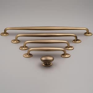 Puede incluir: Juego de tres tazas de cerámica con acabado mate moteado. Las tazas son de color crema, gris claro y gris oscuro. Cada taza tiene un diseño simple y minimalista, ideal para café o té.