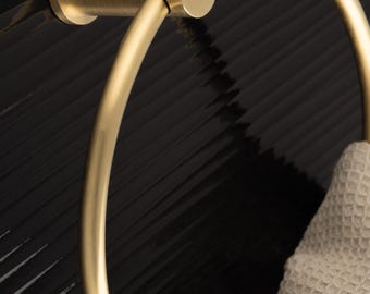 Handdoekring van massief messing, modern, glad, eenvoudig en elegant in onze populairste afwerkingen, waardoor het de perfecte aanvulling is voor elke badkamer of spa.