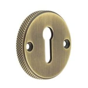 Può includere: Un copri-chiave rotondo in ottone anticato con un bordo decorativo testurizzato.