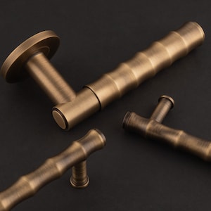 Alavanca de bambu de latão maciço de qualidade impressionante em roseta oculta. Auto-mola, podendo ser usada como manequim, passagem ou privacidade com ferragens adicionais.