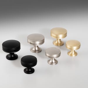 Perilla de armario de latón macizo con roseta, un estilo clásico que se adapta a cocinas y gabinetes tradicionales, así como a entornos más modernos.