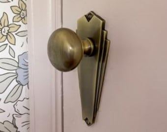 Élégante poignée de porte sur plaque Art déco. Fabriqué à partir de laiton massif. formes géométriques, lignes droites épurées et détails sculpturaux