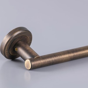 Prachtig stijlvol Philadelphia-paar deurkrukken op een verborgen ronde roos. Een rechte hendel met ronde stang op rozet. doorgang, dummy of privacy