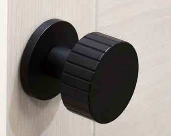 La perilla de puerta Cog Mortice combina funcionalidad con un diseño elegante, lo que la hace perfecta para interiores modernos y clásicos.