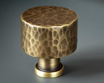 Pomo circular de latón macizo martillado para gabinete, con pedestal. Resistente y de calidad, ideal tanto para hogares tradicionales como modernos.
