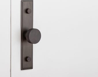 Zware, massief messing kastknop met geribbeld oppervlak en achterplaat. Moderne keuken, slaapkamer, ladekast, dressoir. Unieke knop, prachtig en duurzaam.