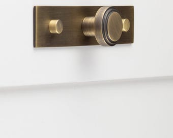 Zware, massief messing kastknoppen met getrapte afwerking, verkrijgbaar met bijpassende achterplaat, stijlvolle en verfijnde uitstraling. Moderne ladeknoppen, kastknoppen.