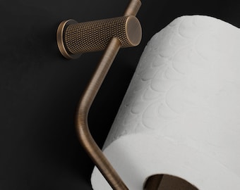 Portarrollos de papel higiénico de latón macizo con un impresionante patrón moleteado. Un artículo de lujo para llevar la decoración de su baño a un nuevo nivel.