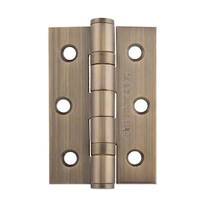 Peut inclure: Charnières de porte en laiton antique avec logo Eurospec. Les charnières ont trois sections en forme de tonneau et sont conçues pour les portes intérieures.