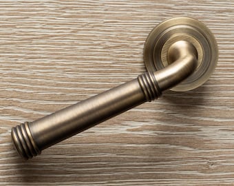 Aanpasbaar paar deurgrepen van massief messing van hoge kwaliteit. Traditioneel ontwerp met een eigentijdse twist. elegant ringpatroon