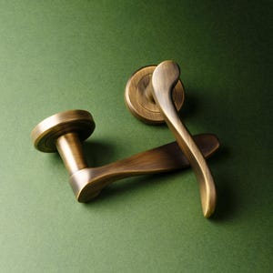 Verdum Lever On Rose, A pair of door handles classic scroll lever , curved smooth and nice in the hand , on round rose image 4