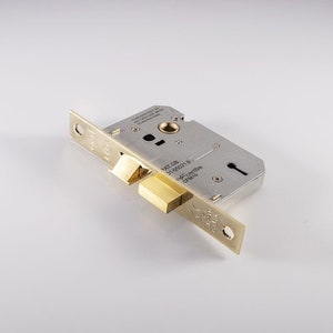 easi-t residential 3 lever sashlock . key lock for doors stainless steel with matching brass plates . complete with 2 keys. reversable