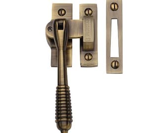 Afsluitbare insteek- en haakplaat Raamraambevestiging gemaakt van massief messing, een tijdloos, elegant stuk om je raam in huis te verfraaien