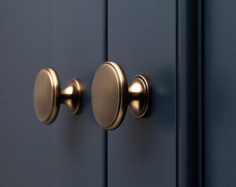 Tirador redondo Cambridge para armarios, de latón macizo. Sencillo y elegante, ideal para cajones, cómodas y armarios. Fácil instalación. Estilo clásico y suave.