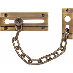以下が含まれることがあります： スライド式ラッチと装飾的なチェーンが付いた真鍮製のドアチェーン。チェーンはキーホールのある長方形のプレートに取り付けられています。