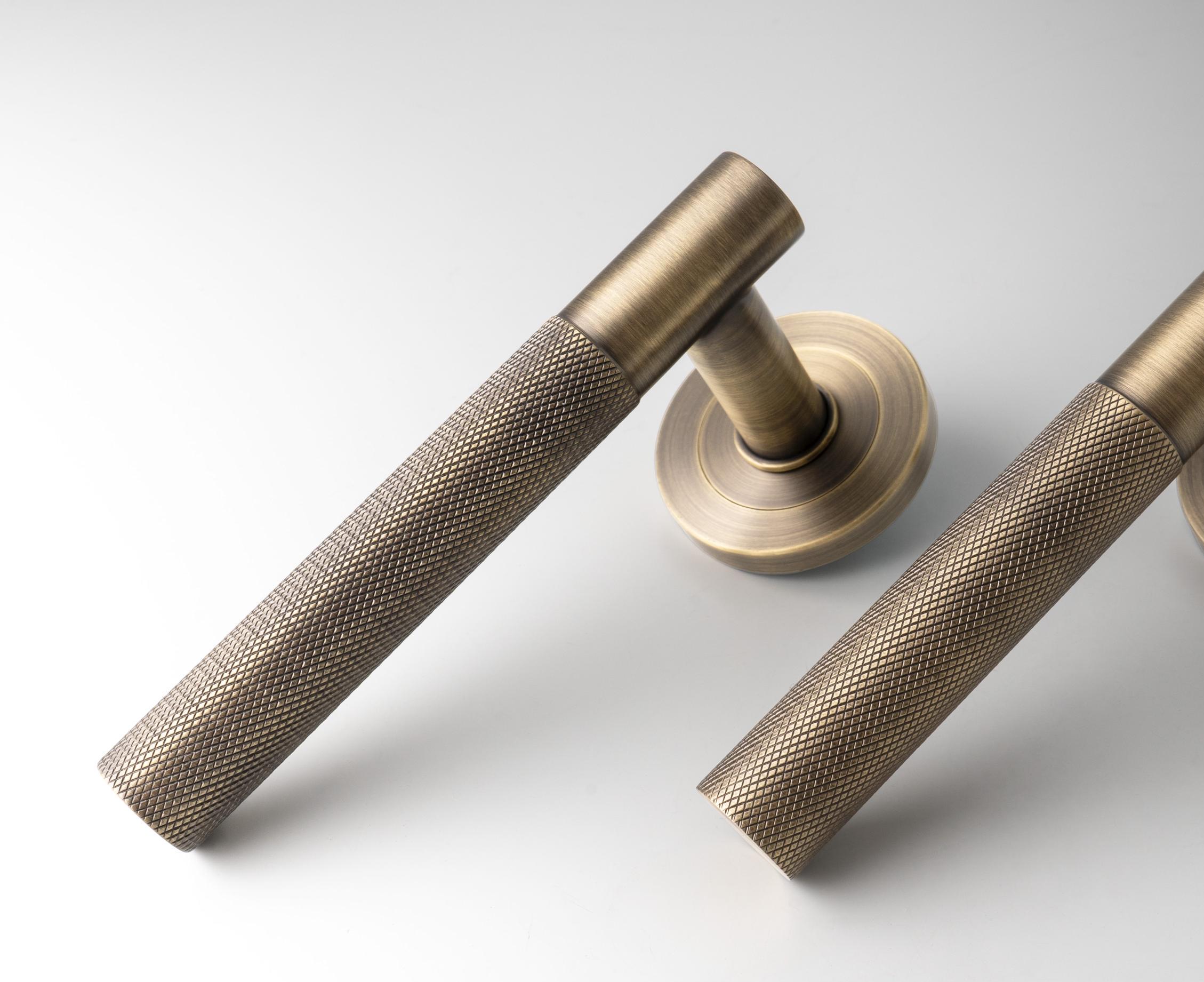 Poignée De Porte à Levier Sur Rosace Ronde En Acier Inoxydable Satiné – Massif