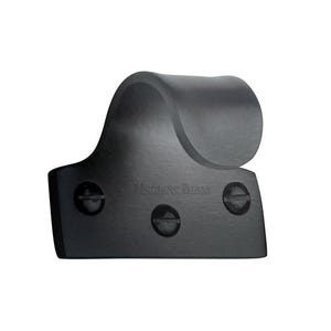 Puede incluir: Soporte de ventana de metal negro con tres tornillos. El soporte tiene un mango curvo y el texto "Heritage Brass" es visible en la superficie.