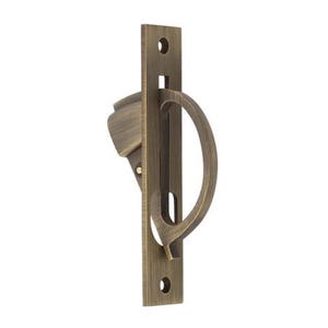 Peut inclure: Une poignée de porte de poche de couleur bronze avec une plaque arrière rectangulaire et une poignée incurvée. La poignée a la forme d'un demi-cercle. La quincaillerie a un aspect vintage ou antique, avec des trous de vis visibles pour le montage.