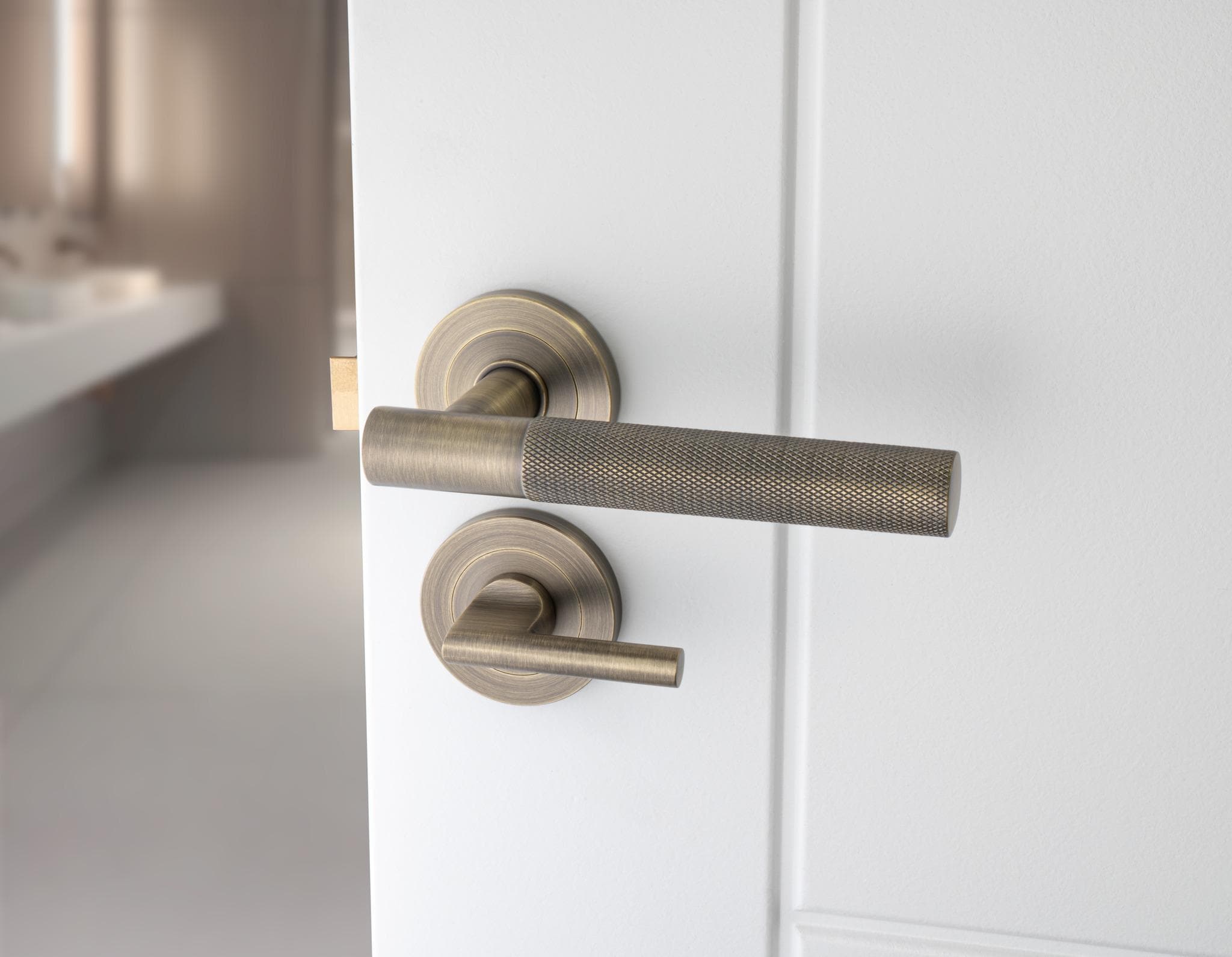 Manijas De Puerta Acero Inoxidable Cepillado: Palanca En T Con Cerradura Para Baño (Incluye Tornillos Y Bisagras)