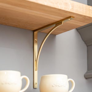 Soporte de estante de latón macizo, resistente pero elegante, disponible en varios acabados con un acabado PVD de 25 años