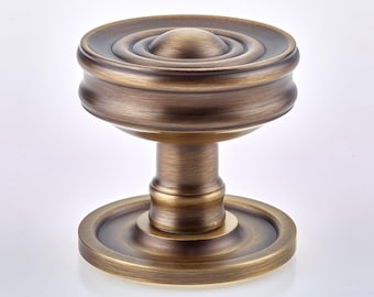 luxe grote, zware insteekdeurknop, uniek holrond gezicht met meerdere cirkels zorgt voor een opvallende, elegante uitstraling. Gemaakt van massief messing.