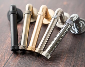 Para klamek do drzwi, prosta rączka i charakterystyczne, radełkowane detale, idealne do nowoczesnych wnętrz. Awangardowe i innowacyjne