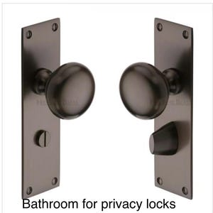 Peut inclure: Deux poign&eacute;es de porte en bronze fonc&eacute; avec plaques arri&egrave;re rectangulaires. Chaque plaque comporte quatre trous de vis. Le texte "Bathroom for privacy locks" est au bas de l'image. Une poign&eacute;e a un verrou d'intimit&eacute;.