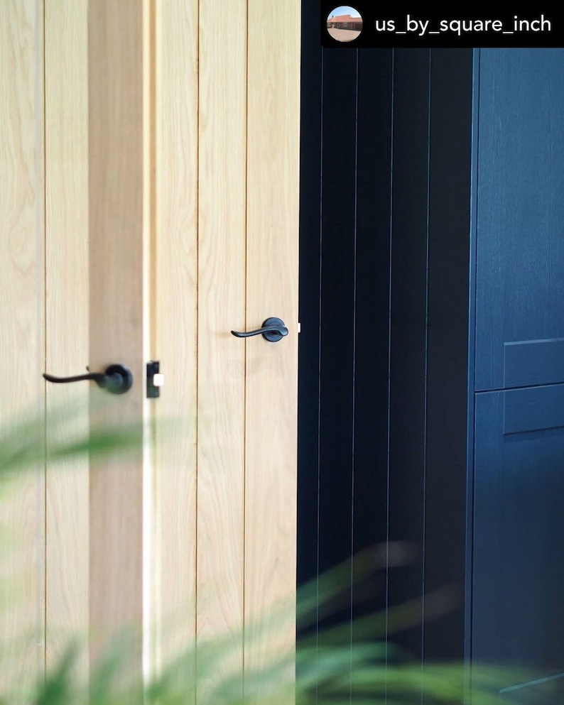 Verdum Lever On Rose, A pair of door handles classic scroll lever , curved smooth and nice in the hand , on round rose image 3