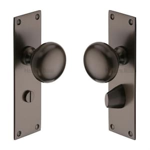 Peut inclure: Deux poign&eacute;es de porte en bronze fonc&eacute; avec plaques rectangulaires. Chaque bouton est de forme ovale. Les plaques ont des coins arrondis et sont fix&eacute;es avec quatre vis. Une plaque a un petit levier inclin&eacute;.
