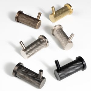 Impresionante gancho para abrigos de latón macizo con moleteado en forma de diamante, gancho ultramoderno para batas, toallas, sombreros, guantes de horno y pinzas para la ropa.