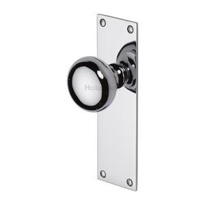 Peut inclure: Un bouton de porte chrom&eacute; poli avec une plaque arri&egrave;re rectangulaire. Le bouton rond refl&egrave;te la lumi&egrave;re, et la plaque arri&egrave;re comporte quatre trous de vis. La quincaillerie est con&ccedil;ue pour les portes int&eacute;rieures.