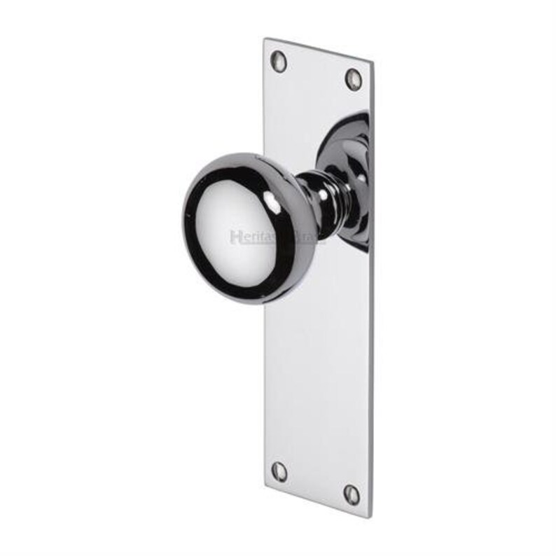 Peut inclure: Un bouton de porte chrom&eacute; poli avec une plaque arri&egrave;re rectangulaire. Le bouton rond refl&egrave;te la lumi&egrave;re, et la plaque arri&egrave;re comporte quatre trous de vis. La quincaillerie est con&ccedil;ue pour les portes int&eacute;rieures.
