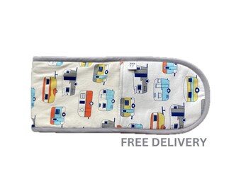 Manopla de horno doble con estampado de caravana vintage. Agarradera de algodón acolchada en blanco y gris con presilla para colgar.