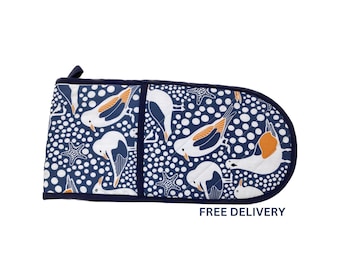 Manoplas dobles para horno Seagulls con presilla para colgar. Guantes de cocina resistentes al calor en azul oscuro, blanco y naranja, ideales para hornear en una casa de playa con aire acondicionado.