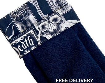 Puede incluir: Toalla de cocina negra y blanca con un diseño de calavera y huesos cruzados. La toalla tiene un borde estampado en blanco y negro con texto que dice "Dark Magic Potion", "Death" y "Octopus Ink".